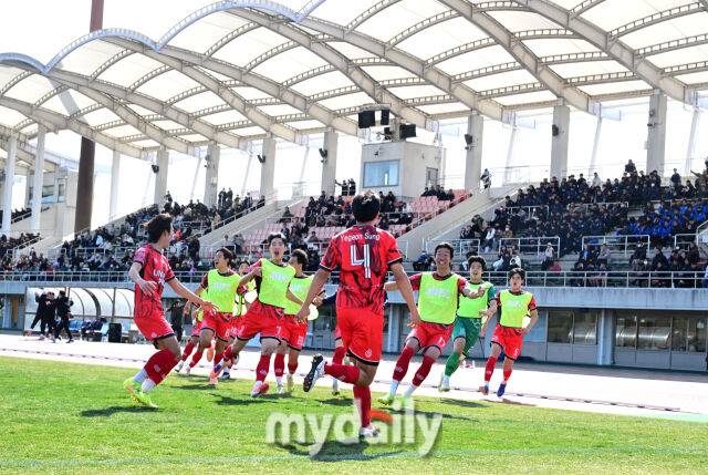 2026년 3월 15일 오후 일본 나고야 웨이브 스타디움 가리야에서 '2026 덴소컵 한일 대학 축구 정기전'이 열렸다.한국 대학 선발팀 성예건이 동점골을 넣고 동료들과 함께 기뻐하고 있다./웨이브 스타디움 가리야(일본 나고야)=유진형 기자