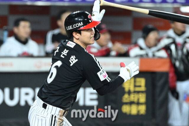 31일 대전 한화생명 볼파크 야구장에서 열린 '2025 신한 SOL 뱅크 KBO 한국시리즈 5차전' LG 트윈스와 한화 이글스 경기.LG 구본혁이 7회초 1사에 2루타를 치고 있다./마이데일리