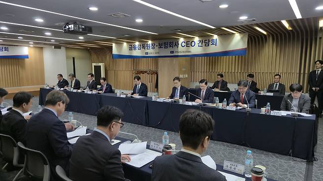 지난달 26일 서울 광화문 생명보험교육문화센터에서 ‘금융감독원장-보험회사 최고경영자(CEO) 간담회’가 진행되고 있다. [박성준 기자]