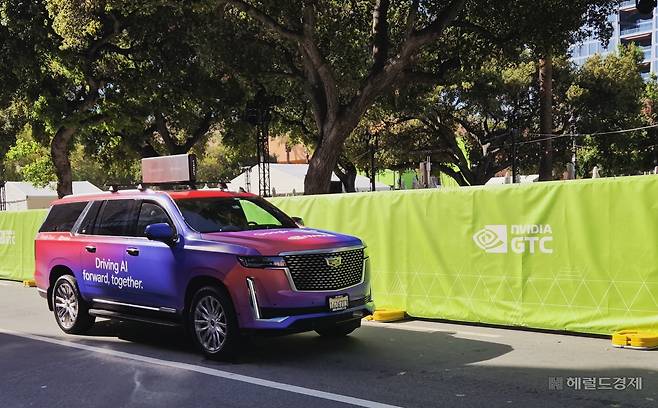 엔비디아 GTC 2026 행사장 주변에는 구글 클라우드와 엔비디아 로고가 새겨진 차량들이 줄지어 돌고 있었다. 구글 측은 “GTC 기간 내내 3마일(4㎞) 반경 이내에서 무료로 이동 서비스를 제공한다”고 설명했다. 김현일 기자