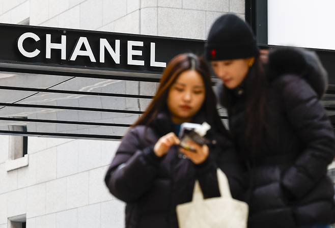 서울 시내 한 백화점 샤넬 매장 앞을 시민들이 지나가고 있다. [뉴시스]