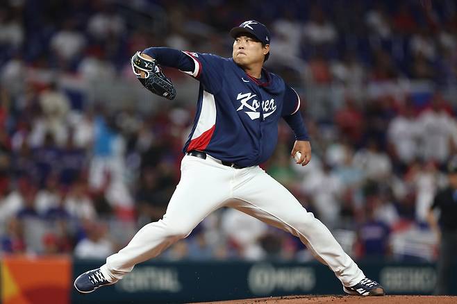 13일(현지시간) 미국 플로리다주 마이애미 론디포파크에서 열린 월드베이스볼클래식(WBC) 대한민국 대 도미니카공화국 준준결승전. 한국 선발투수 류현진이 1회 말 역투하고 있다. [연합]