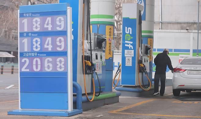 석유 최고가격제 시행 후 첫 주말인 15일 서울 시내 한 주유소를 찾은 시민이 주유를 하고 있는 모습.  [연합]