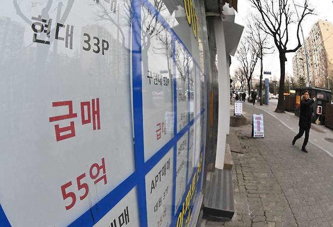 지난달 서울 강남구의 한 부동산에 인근 아파트 급매 가격표가 부착되어 있다. [헤럴드경제DB]