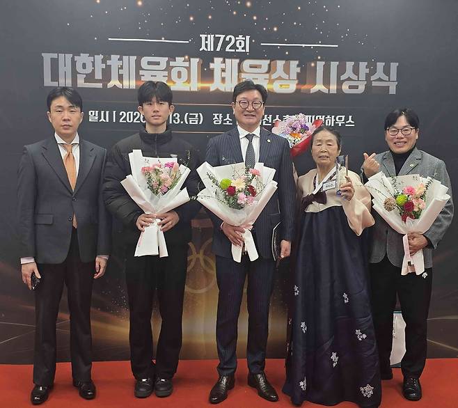 제72회 대한체육회 체육상 시상식에 참석한 김경석(가운데) 대한롤러스포츠연맹 회장이 김동욱(맨왼쪽) 부회장 및 수상자(강병호(왼쪽에서 두번째) 선수, 차두연(왼쪽에서 네번째) 선수, 박우림(맨오른쪽) 감독)들과 단체 촬영을 하고 있다.