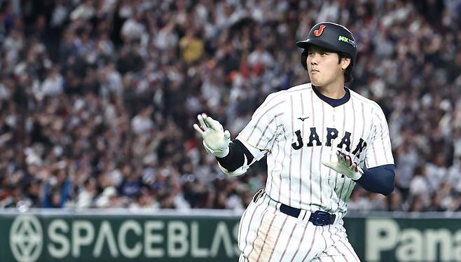 지난 7일 일본 도쿄돔에서 열린 2026 WBC 조별리그 C조 2차전 대한민국과 일본의 경기. 3회말 1사 일본 오타니가 우중간 솔로 홈런을 치고 그라운드를 돌고 있다. [연합뉴스]