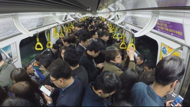 서울 시내 한 지하철 열차 안. 사람들로 혼잡하다(사진은 기사 내용과 관련없음). [연합]