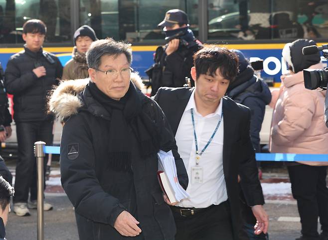 일본군 ‘위안부’ 피해자를 모욕하는 시위를 벌여온 혐의를 받는 김병헌 위안부법폐지국민행동 대표(왼쪽)가 지난달 3일 서울 서초경찰서에 피의자 신분으로 출석하고 있다. [연합]