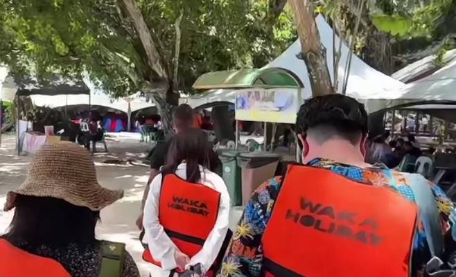 지난 12일 말레이시아에서 스노클링 중 물에 빠진 한국 여성을 중국인 관광객들이 구조해 화제다. [중화왕]