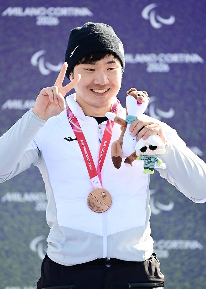 [서울=뉴시스] 이제혁은 8일(현지 시간) 이탈리아 코르티나담페초 파라 스노보드 파크에서 열린 2026 밀라노·코르티나담페초 동계 패럴림픽 스노보드 크로스 남자 하지 장애(SB-LL2) 부문 결선에서 3위를 차지한 뒤 시상식에서 동메달을 목에 걸고 기뻐하고 있다. (사진 = 대한장애인체육회 제공) *재판매 및 DB 금지