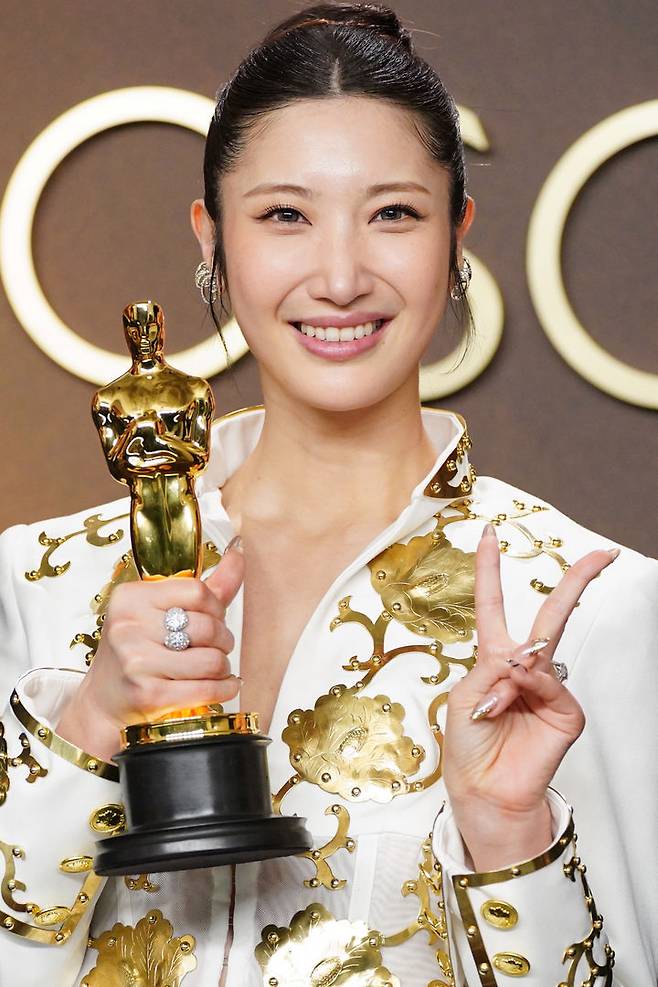 [로스앤젤레스=AP/뉴시스] 이재(EJAE)가 15일(현지 시간) 미 캘리포니아주 로스앤젤레스 돌비 극장에서 열린 제98회 아카데미 시상식에서 케이팝 데몬 헌터스(케데헌) OST '골든'으로 최우수 주제가상을 받은 뒤 프레스룸에서 포즈를 취하고 있다. 2026.03.16.