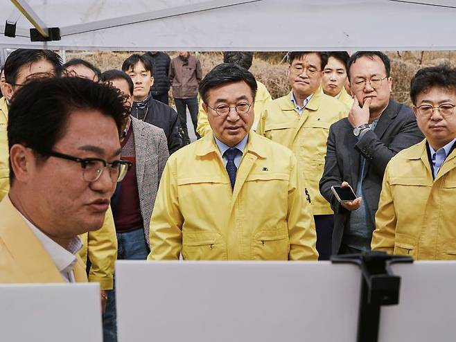 [경산=뉴시스] 윤호중 행정안전부 장관이 16일 경북 경산시 대한천을 찾아 하천 불법시설 정비실태를 점검하고 적발된 불법시설물을 현장에서 확인하고 있다. (사진=행정안전부). *재판매 및 DB 금지