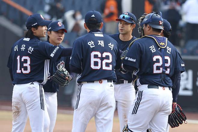 [서울=뉴시스] 프로야구 두산 베어스 선수들이 16일 대전 한화생명볼파크에서 열린 2026 신한 쏠뱅크 KBO리그 시범경기 한화 이글스와의 경기에서 승리한 뒤 기뻐하고 있다. (사진=두산 베어스 제공) 2026.03.16. *재판매 및 DB 금지