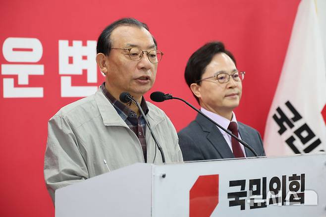 [서울=뉴시스] 김금보 기자 = 이정현 국민의힘 공천관리위원장이 16일 오전 서울 여의도 국민의힘 중앙당사에서 기자회견을 열고 김영환 충북도지사를 지방선거 공천 컷오프한다고 밝히고 있다. 2026.03.16. kgb@newsis.com