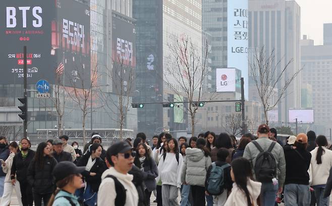 15일 서울 광화문광장 부근에서 외국인 관광객과 시민들이 이동하고 있다. 오는 21일 이 곳에서 방탄소년단(BTS) 컴백 공연이 열릴 예정이다. 연합뉴스
