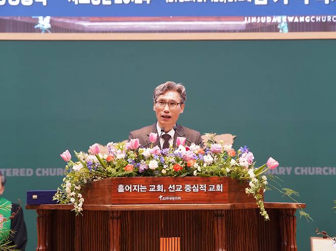 지난 15일 진주대광교회에서 열렸던 이찬우 목사 위임 감사예배에서 김기덕 목사(진주교회)가 성경봉독을 하고 있다.  진주대광교회 미디어팀 제공