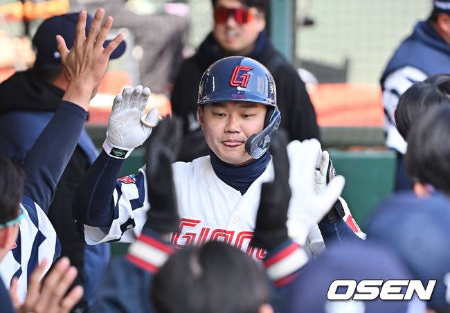 [OSEN=부산, 이석우 기자] 14일 부산 사직야구장에서 2026 신한 SOL KBO 리그 롯데 자이언츠와 LG 트윈스의 시범경기가 열렸다. 홈팀 롯데는 로드리게스가, 방문팀 LG는 임찬규가 선발 출전했다.롯데 자이언츠 손호영이 6회말 1사 좌월 솔로 홈런을 치고 하이파이브를 하고 있다. 2026.03.14 / foto0307@osen.co.kr