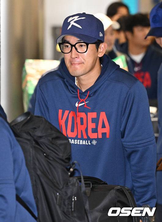 [OSEN=인천공항, 조은정 기자]월드베이스볼클래식(WBC)에 출전한 한국&nbsp;대표팀이 16일 인천국제공항을 통해 마이애미에서 귀국했다.한국은 C조 조별리그에서 일본, 대만, 호주, 체코 상대로 2승 2패(조 2위)를 거두며 2009년 이후 17년 만에 8강 진출에 성공했다. 그러나 도미니카공화국과의 8강전에서 0-10 7회 콜드게임 끝내기 패배로 대회를 마무리했다.야구 대표팀 고영표가 입국장을 나서고 있다. 2026.03.16 /cej@osen.co.kr