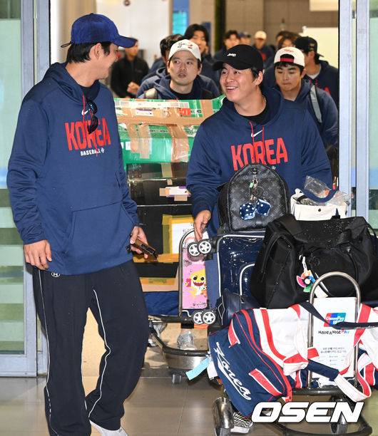 [OSEN=인천공항, 조은정 기자]월드베이스볼클래식(WBC)에 출전한 한국&nbsp;대표팀이 16일 인천국제공항을 통해 마이애미에서 귀국했다. 야구 대표팀 노시환(오른쪽)이 구자욱과 입국장을 나서고 있다. 2026.03.16 /cej@osen.co.kr