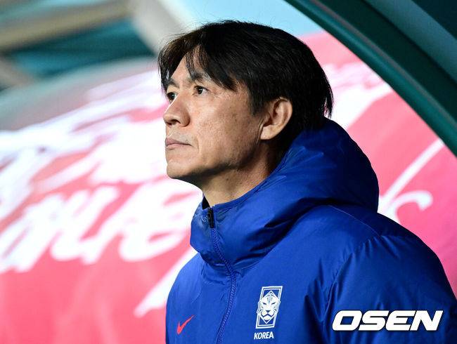 [OSEN=대전, 최규한 기자] 1년 8개월 만에 대표팀으로 돌아온 조규성이 골맛을 봤다. 손흥민도 프리킥 득점으로 한국을 승리로 이끌었다.홍명보 감독이 이끄는 한국축구대표팀(FIFA 랭킹 22위)은 14일&nbsp;대전월드컵경기장에서 볼리비아(76위)와 11월 A매치 1차전을 치러 2-0으로 승리했다.&nbsp;경기를 앞두고 한국 홍명보 감독이 피치를 바라보고 있다. 2025.11.14 / dreamer@osen.co.kr
