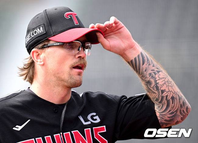 [OSEN=수원, 최규한 기자] 16일 경기도 수원 KT위즈파크에서 ‘2026 신한 SOL KBO리그’ 시범경기 KT 위즈와 LG 트윈스의 경기가 열린다.홈팀 KT는 권성준, 방문팀 LG는 라클란 웰스를 선발 투수로 내세웠다.2회말 KT 공격을 막아낸 LG 선발 라클란 웰스가 더그아웃으로 향하고 있다. 2026.03.16 / dreamer@osen.co.kr