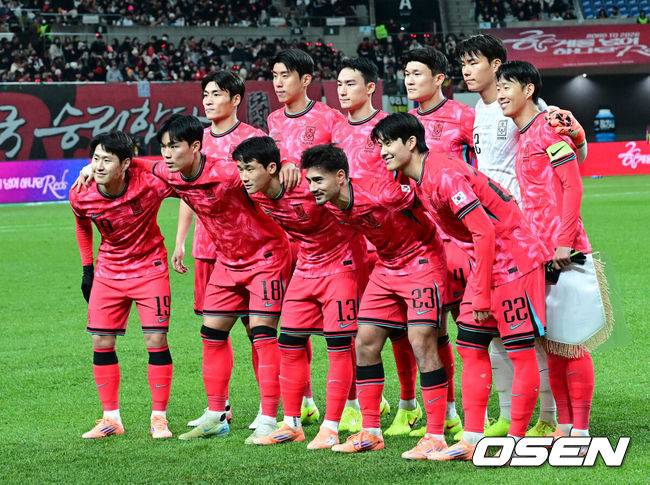 [OSEN=서울월드컵경기장, 지형준 기자] 홍명보 감독이 이끄는 한국 축구대표팀이 18일 오후 8시 서울월드컵경기장에서 열린&nbsp;11월 A매치 두 번째 친선경기에서&nbsp;'아프리카 강호' 가나를 상대로 1-0 승리했다.내달 2026 국제축구연맹(FIFA) 북중미 월드컵 조 추첨을 앞두고 열리는 마지막 평가전이었다.&nbsp;한국은 가나까지 잡아내면서 사상 최초로&nbsp;월드컵 포트 2를 확정하게 됐다. 이로써 대표팀은 홍명보 감독이 부임한 뒤 처음으로 A매치 2연전에서 나란히 승리를 거두게 됐다.경기에 앞서 대한민국 베스트 11 선수들이 포즈를 취하고 있다. 2025.11.18 /jpnews@osen.co.kr