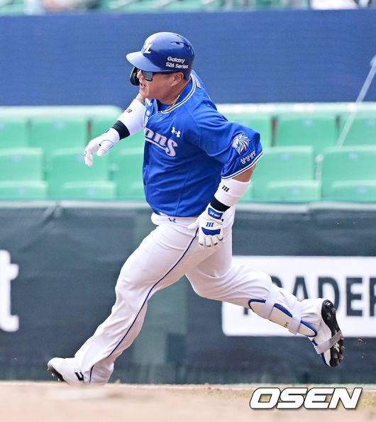 [OSEN=인천, 지형준 기자] 16일 인천 SSG랜더스필드에서 ‘2026 신한 SOL KBO리그’ 시범경기 SSG 랜더스와 삼성 라이온즈의 경기가 열렸다. 4회초 무사에서 삼성 최형우가 2루타를 날리며 전력질주를 하고 있다. 2026.03.16&nbsp;/ jpnews@osen.co.kr