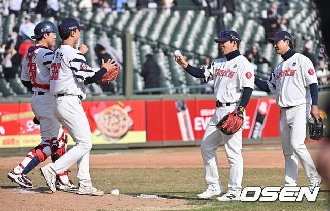 [OSEN=부산, 이석우 기자] 14일 부산 사직야구장에서 2026 신한 SOL KBO 리그 롯데 자이언츠와 LG 트윈스의 시범경기가 열렸다. 홈팀 롯데는 로드리게스가, 방문팀 LG는 임찬규가 선발 출전했다.롯데 자이언츠 박정민이 5-3으로 승리한 후 김민성으로부터 볼을 받고 있다. 2026.03.14 / foto0307@osen.co.kr