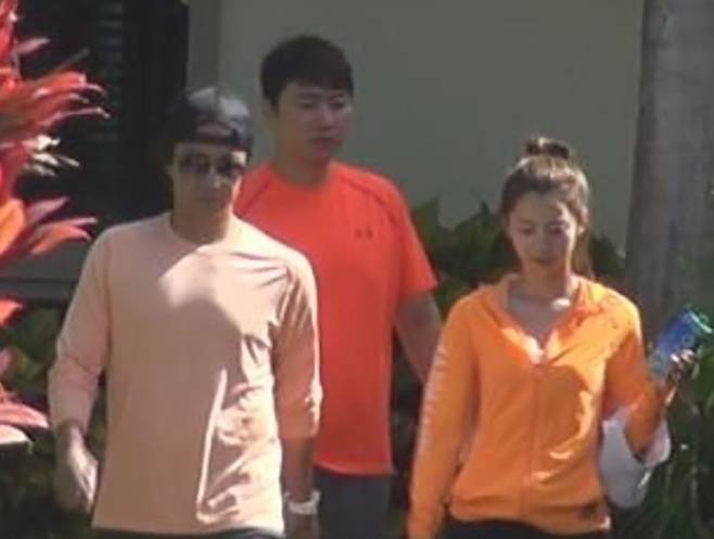 레드카펫을 떠나 찾은 진짜 행복. 조명이 꺼진 뒤에야 비로소 그의 인생 2막이 완성됐다. 아내 박수진과 배용준. 온라인 커뮤니티