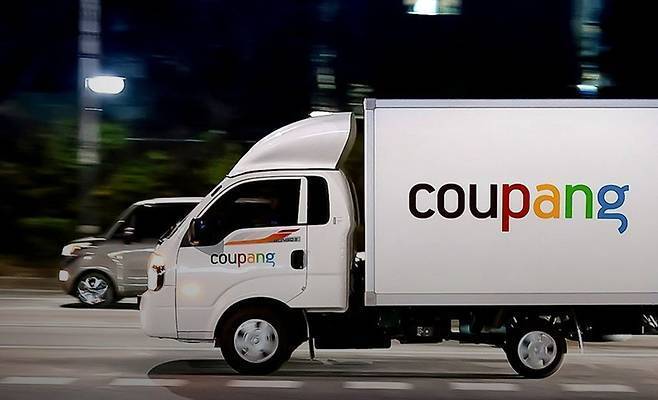 심야 시간대 도로를 달리는 배송 차량의 모습. 비자(Visa)의 조사 결과에 따르면 한국 소비자들은 가격 혜택보다 배송의 편의성을 소비의 핵심 열쇠로 꼽는 것으로 나타났다. 연합뉴스