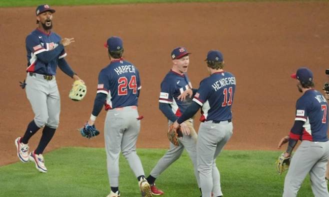 미국 야구대표팀 선수들이 16일(한국시간) 미국 마이애미 론디포파크에서 열린 2026 WBC 준결승에서 도미니카공화국을 꺾은 후 기뻐하고 있다. 마이애미=AP연합뉴스