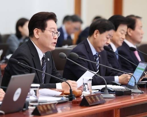 이재명 대통령이 지난 10일 청와대에서 열린 국무회의에서 발언하고 있다. 이 대통령은 대국민 소통을 강화하기 위해 국무회의 전 과정을 생중계하고 있다. 왼쪽부터  이 대통령, 구윤철 부총리 겸 재정경제부 장관, 정동영 통일부 장관. 뉴스1