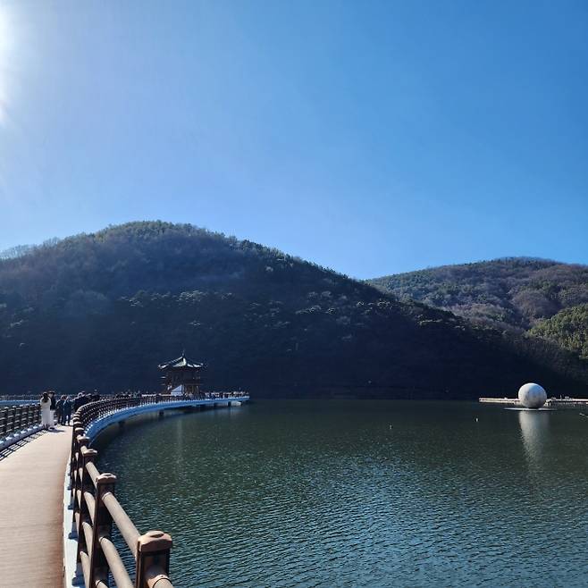 송해공원 목조다리의 모습