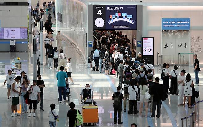 인천국제공항 제1터미널 출국 수속 게이트. 뉴스1