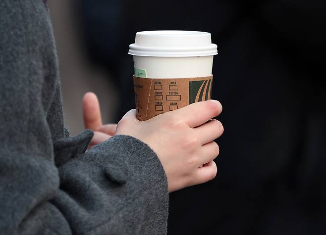 따뜻한 커피를 든 시민이 출근길 발걸음을 옮기고 있다. 뉴스1