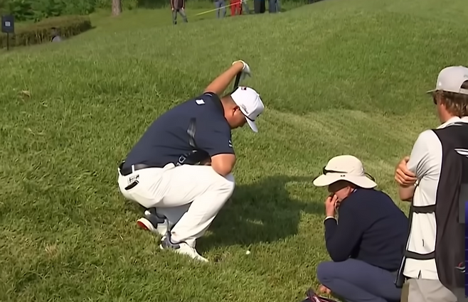 움직인 볼을 두고 얘기를 나누고 있는 임성재(왼쪽)와 경기위원. SBS골프채널 중계화면 캡처