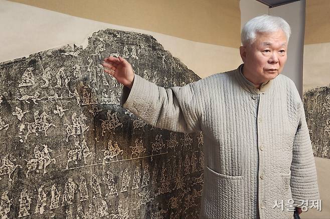 한선학 고판화박물관 관장이 16일 효당산석사 화상석 탁본을 설명하고 있다. 최수문기자