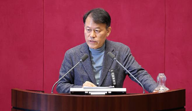 윤한홍 국민의힘 의원이 2월24일 열린 국회 본회의에서 상법개정안에 대한 무제한토론을 하고 있다. ⓒ연합뉴스