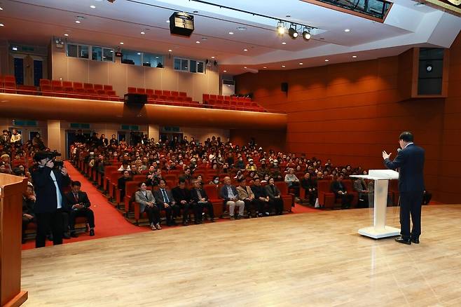 SMR 1호기 경주 유치 시민설명회에서 주낙영 경주시장이 SMR 1호기 유치 필요성과 경주의 미래 산업 전략에 대해 설명하고 있다. ⓒ경주시 제공