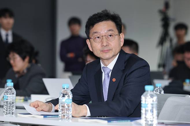 국무총리 산하&nbsp;검찰개혁추진단장인 윤창렬 국무조정실장이 16일 서울 종로구 HJ 비즈니스센터 광화문점에서 열린&nbsp;검찰개혁추진단 주최 '보완수사와 보완수사요구 토론회'에 참석하고 있다. ⓒ연합뉴스