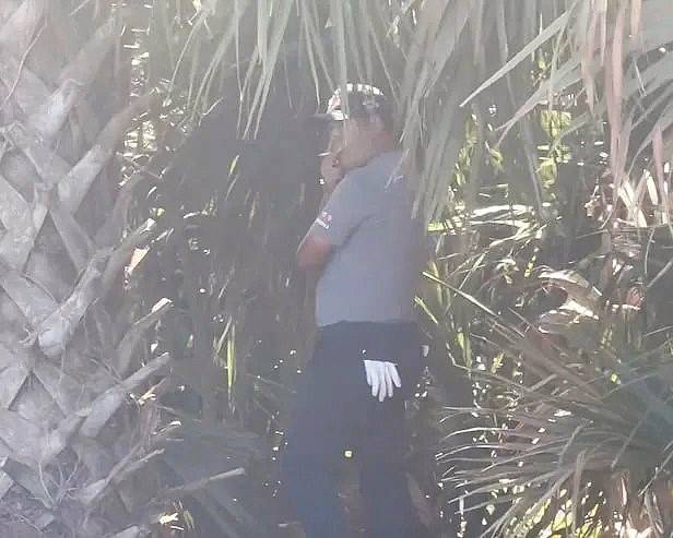 김시우가 지난 14일 열린 플레이어스 챔피언십 2라운드 도중 숲속에서 담배를 피우고 있다. SNS 캡처