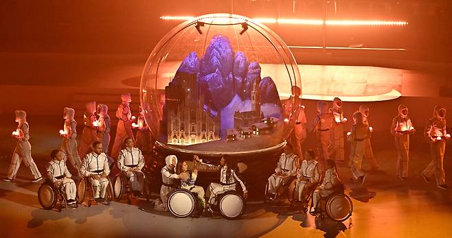 15일(현지시간) 이탈리아 코르티나담페초 컬링 올림픽 스타디움에서 열린  2026 밀라노 코르티나 패럴림픽 폐막식에서 폐막공연을 하고 있다. 2026.03.16. 코르티나 | 사진공동취재단