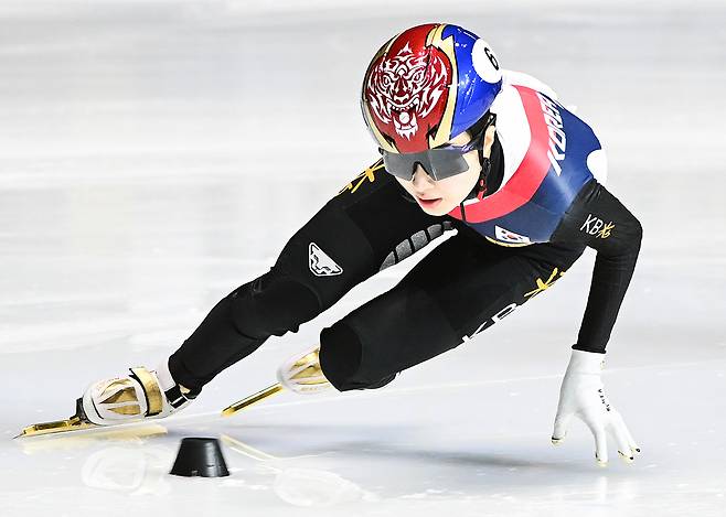 김길리가 16일 쇼트트랙 세계선수권 1500m 결승에서 코너를 돌며 질주하고 있다. AP연합뉴스