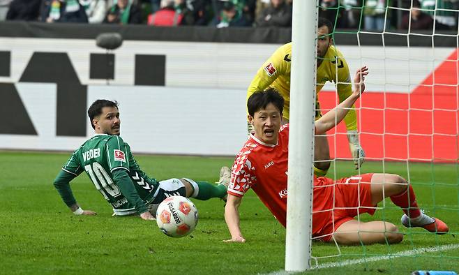 마인츠 이재성이 16일 브레멘전에서 넘어지면서 팀의 두 번째 골을 넣고 있다. AP연합뉴스