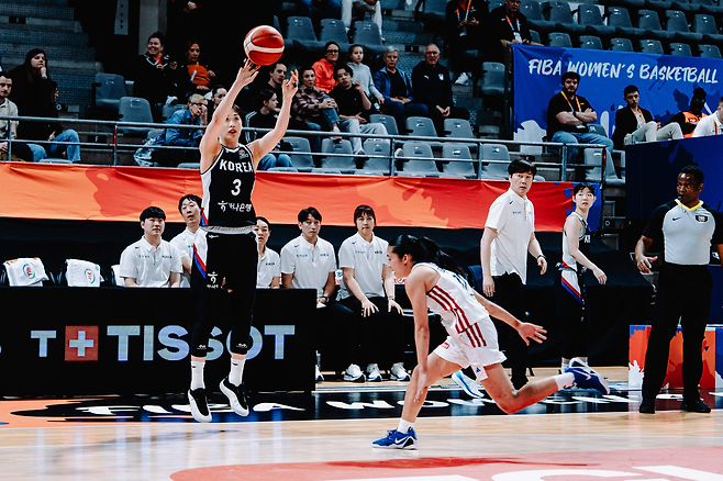 강이슬이 15일 필리핀전에서 3점슛을 던지고 있다. FIBA 홈페이지