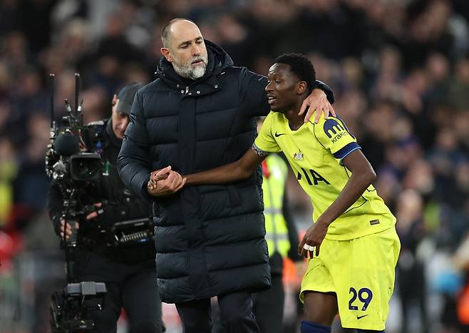 토트넘 이고르 투도르 감독이 16일 리버풀전 무승부 후 파페 사르를 격려하고 있다. EPA연합뉴스