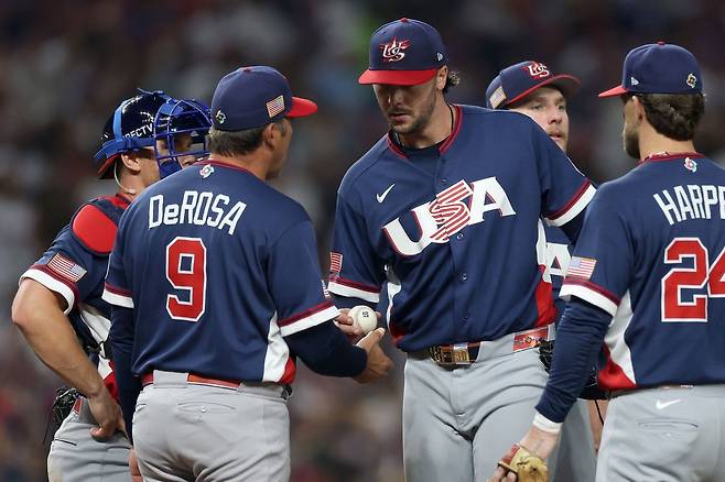 미국 야구대표팀 스킨스가 16일 WBC 4강 도미니카공화국전에서 5회 1사 후 마운드를 내려가고 있다. AFP연합뉴스