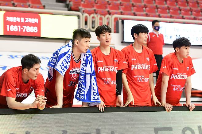 2020년 12월 당시 울산 현대모비스 소속이었던 기승호(왼쪽)과 장재석이 나란히 서 있다. KBL 제공