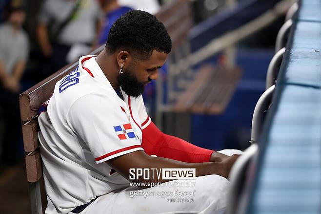 ▲ 주니오르 카미네로가 결승 진출 실패 후 아쉬워하며 더그아웃에 남아있는 모습.