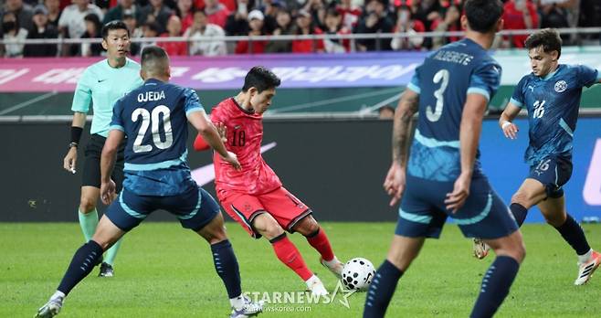 한국 축구 국가대표팀이 지난해 10월 14일 서울월드컵경기장에서 파라과이 대표팀과 친선경기를 벌였다.  이동경이 파라과이 오제다를 제치고 슈팅을 날리고 있다. /사진=김진경 대기자